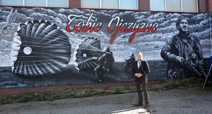 Historia sprayem malowana – na szkole w Kaliszu powstał mural na cześć jej patrona