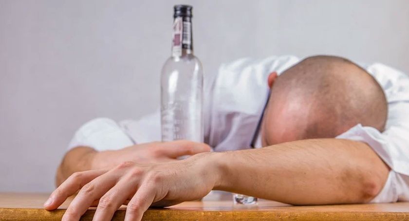 Leżał przy jednym z rond. Wydmuchał blisko 4 promile alkoholu!