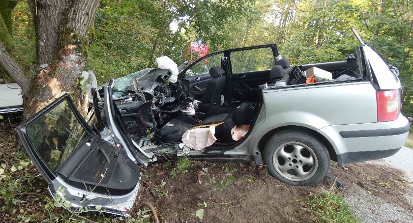 Nowy Barkoczyn. VW Passat rozbił się na drzewie - ranny 32-latek