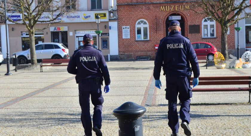 Policjanci w walce z COVID-19 - posypały się mandaty