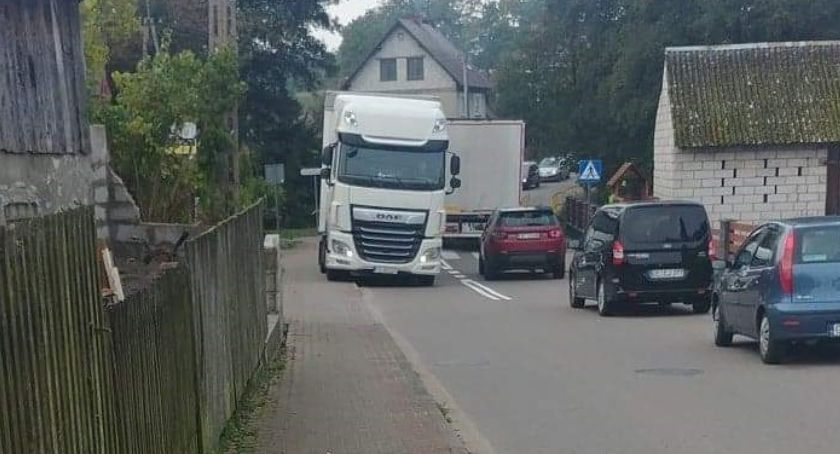 Kierowcy TIR-ów łamiący zakaz wjazdu do Łubiany na celowniku Policji  
