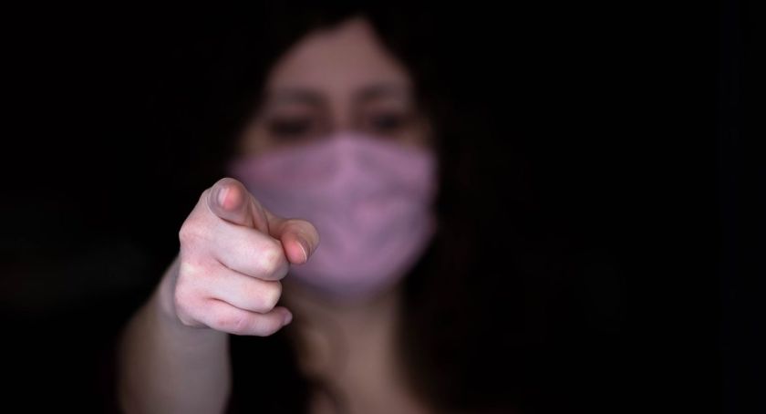 Kolejne osoby ukarane za nieprzestrzeganie koronawirusowych obostrzeń
