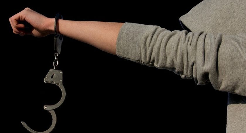 Groził obsłudze, a później ukradł kasetkę z pieniędzmi z baru. 64-latek aresztowany