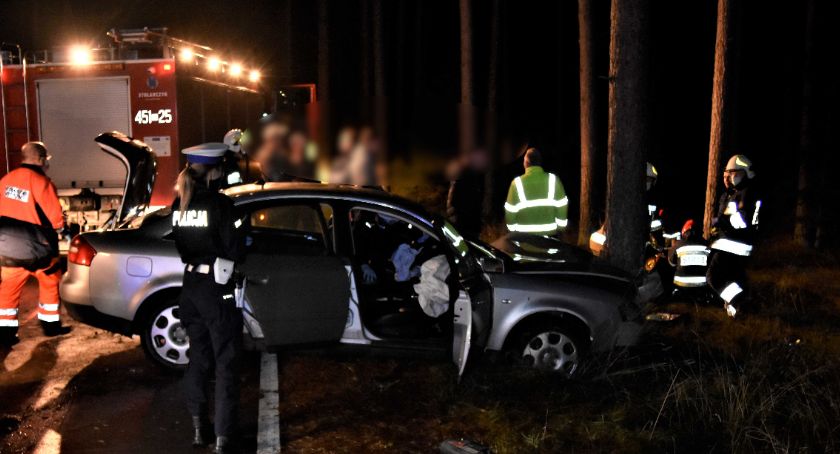 Audi rozbił na drzewie - był kompletnie pijany
