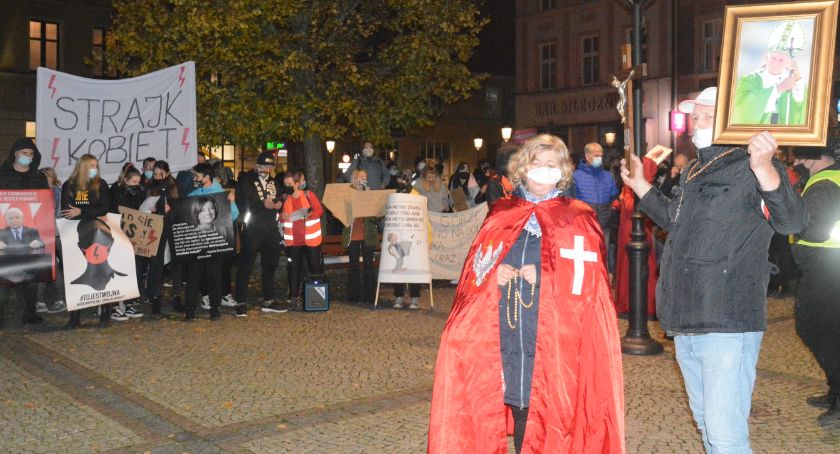 Ulicami Kościerzyny po raz drugi przeszedł marsz w obronie praw kobiet i przedsiębiorców