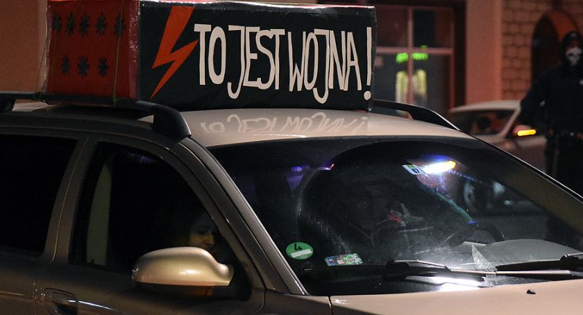 Protest kobiet w Kościerzynie - zobacz transmisję live