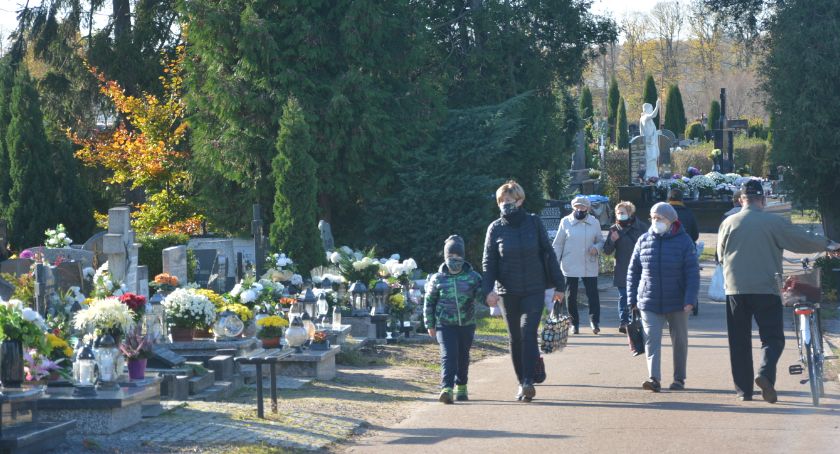 Cmentarze otwarte - odwiedzamy groby naszych bliskich