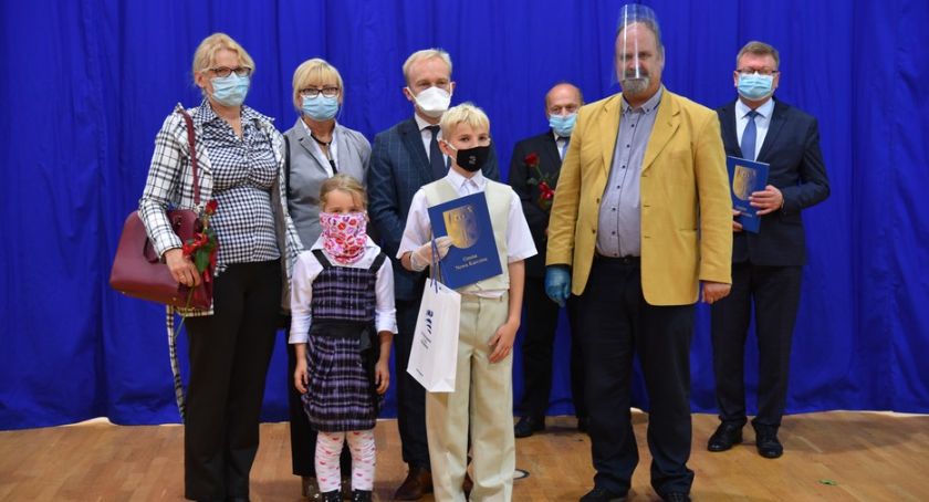 Uczniowie z gm. Nowa Karczma zostali docenieni za ciężką pracę i wyniki w nauce