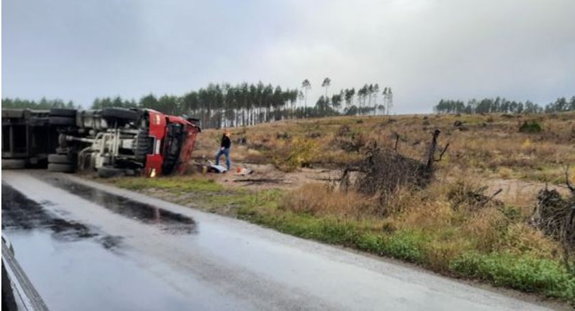 Dziemiany-Trzebuń. Wywróciła się ciężarówka - 20-letni kierowca w ciężkim stanie