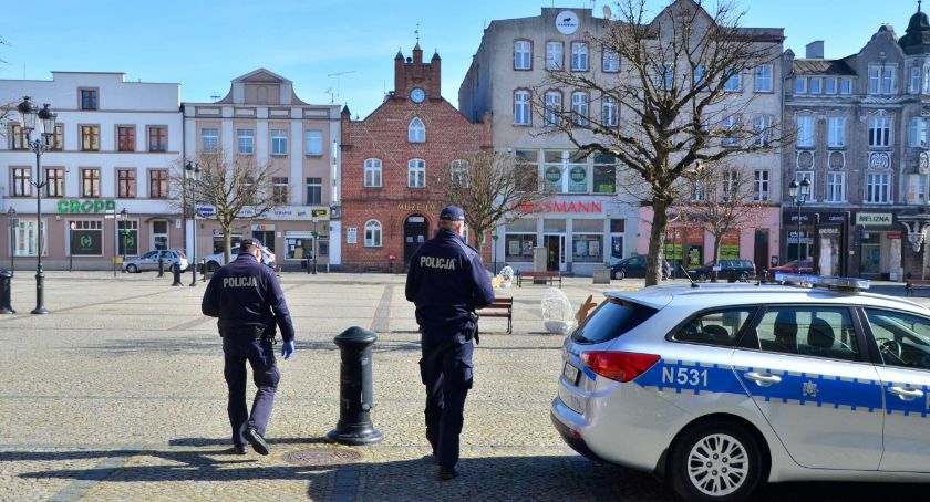 Kolejne mandaty i pouczenia - policjanci w walce z COVID-19 