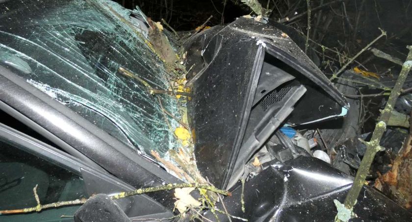 Stawiska-Stary Bukowiec. Audi rozbił na drzewie - 20-latek w szpitalu