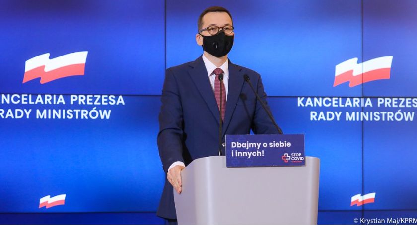 Rząd otwiera galerie, ale szkoły zamknięte do połowy stycznia 