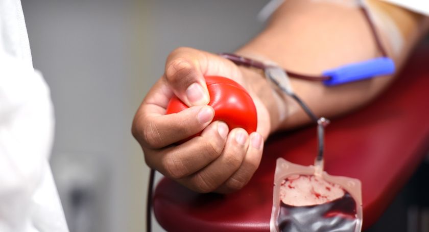 Ozdrowieńcy ratują chorych - coraz więcej osób oddaje osocze