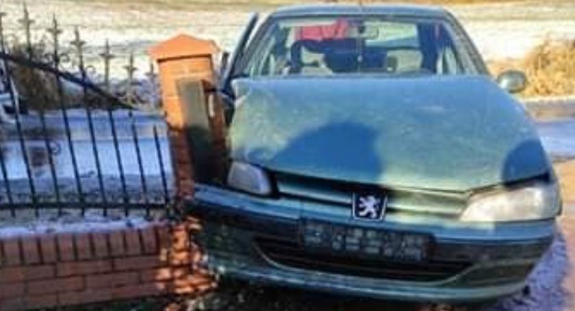 Horniki Dolne. Peugeot uderzył w ogrodzenie posesji - dwie osoby w szpitalu