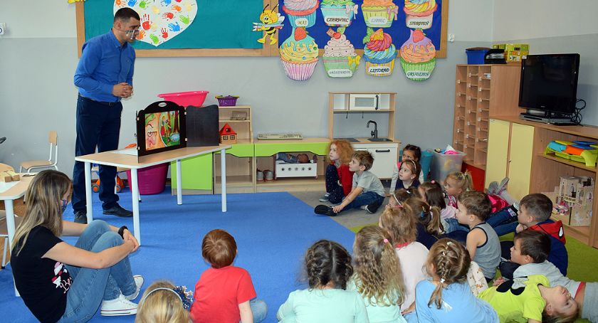 Teatrzyk Kamishibai w strażackim wydaniu w Karsinie