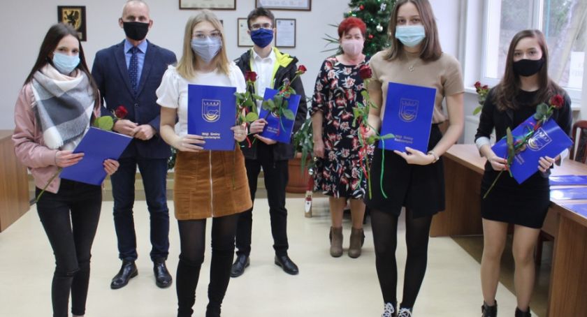 Uczniowie i studenci zostali docenieni za ciężką pracę przez władze gminy