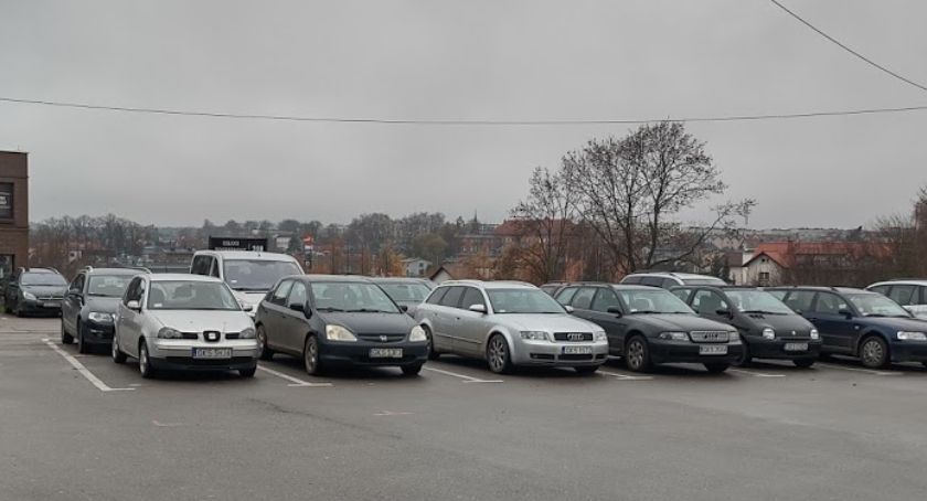 Parking przy cmentarzu nadal wzbudza wiele kontrowersji