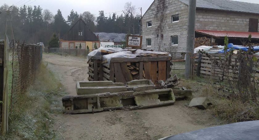 Karsin. Nie mogą dojechać do domu, bo sąsiad zablokował przejazd drogą