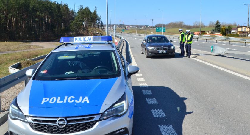 Policjanci kontrolowali prawidłowe oświetlenie pojazdów