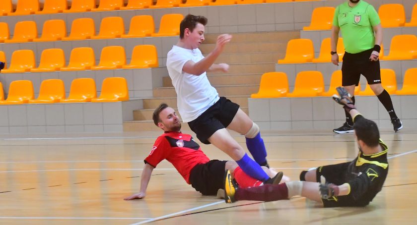 Kilkadziesiąt goli w trzeciej kolejce kościerskiej halówki
