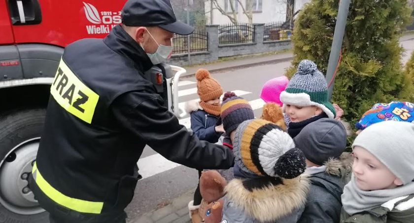 Strażacy z Wielkiego Klincza odwiedzili z prezentami dwa przedszkola