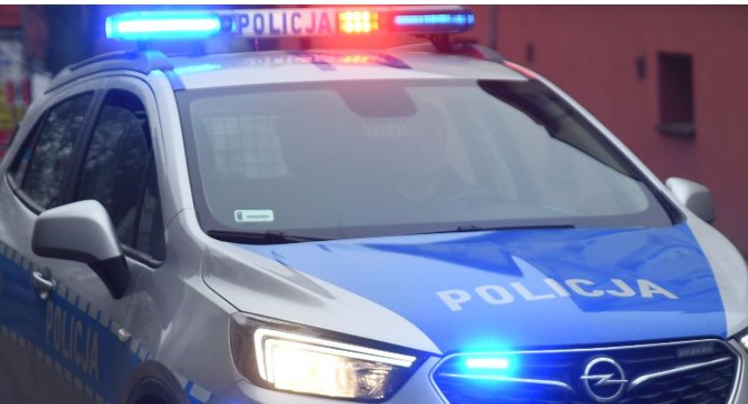 Struga. Renault na letnich oponach uderzyło w drzewo - 67-latka w szpitalu