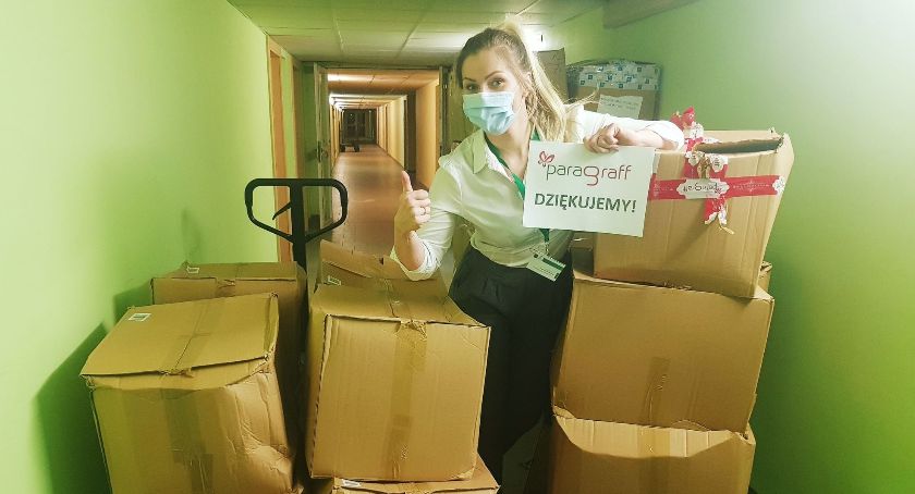 Tysiące przyłbic dla kościerskiego szpitala przyjechało aż z Torunia
