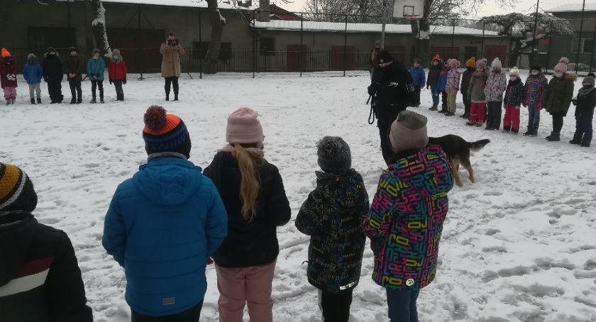 O bezpieczeństwie z najmłodszymi - kościerscy policjanci na zimowisku