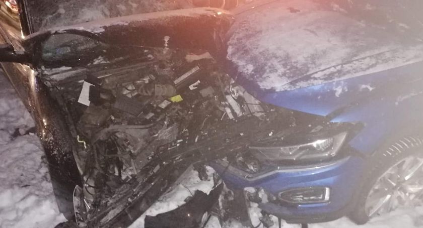 Stara Kiszewa. Czołowe zderzenie volkswagena z fordem - troje 27-latków w szpitalu