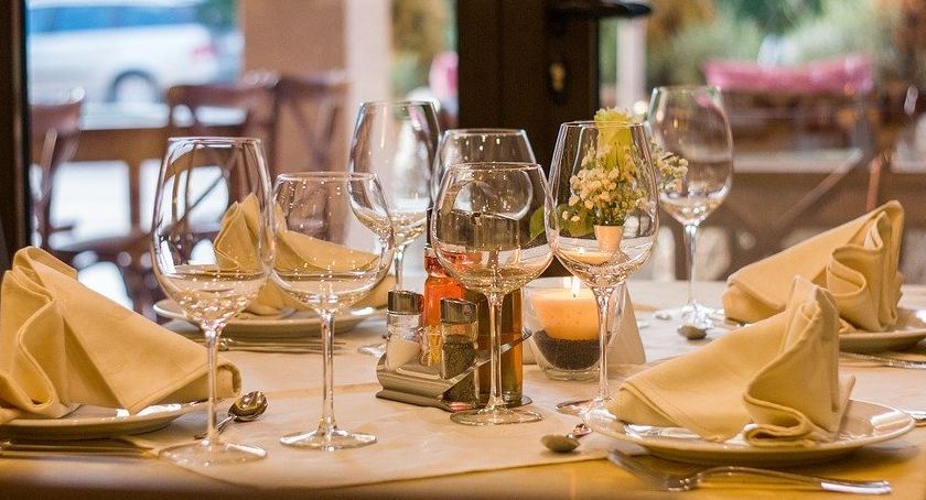 Klienci upomnieni, a właścicielka lokalu stanie przed sądem - trwają kontrole lokali gastronomicznych 