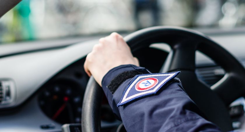 Audi uderzyło w drzewo - pasażer w szpitalu, kierowca stracił prawo jazdy