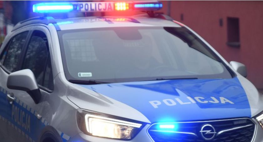 Chciał uniknąć czołówki, zjechał na pobocze i uderzył w drzewo 