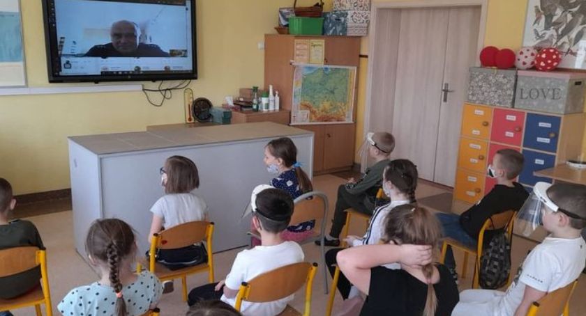 Policjanci spotkali się z uczniami on-line