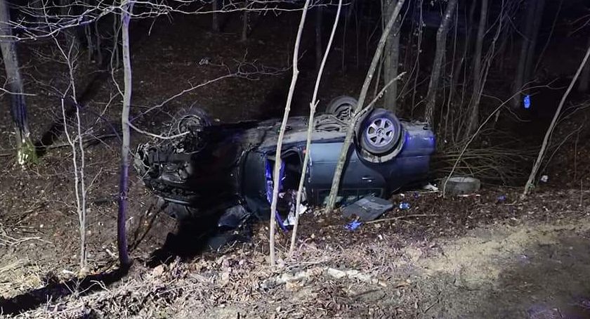 Nowa Karczma.  Skodą uderzył w drzewo i dachował - jedna osoba ranna