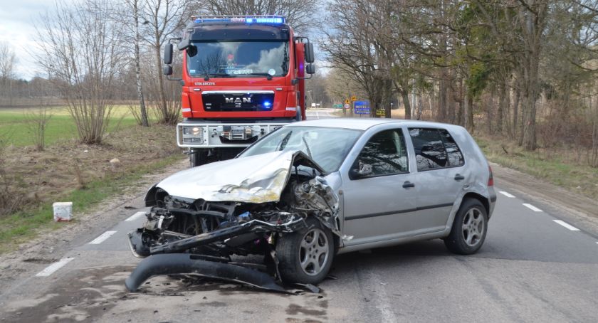 Zderzenie trzech pojazdów - jedna osoba ranna. DW214 zablokowana