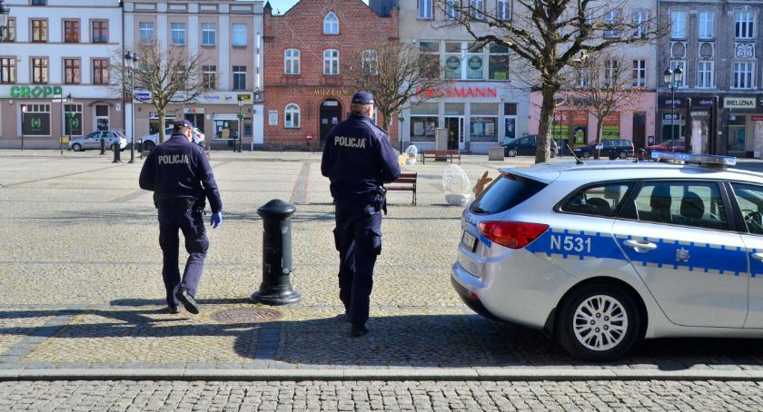 Policjanci w walce z COVID-19 - posypały się mandaty