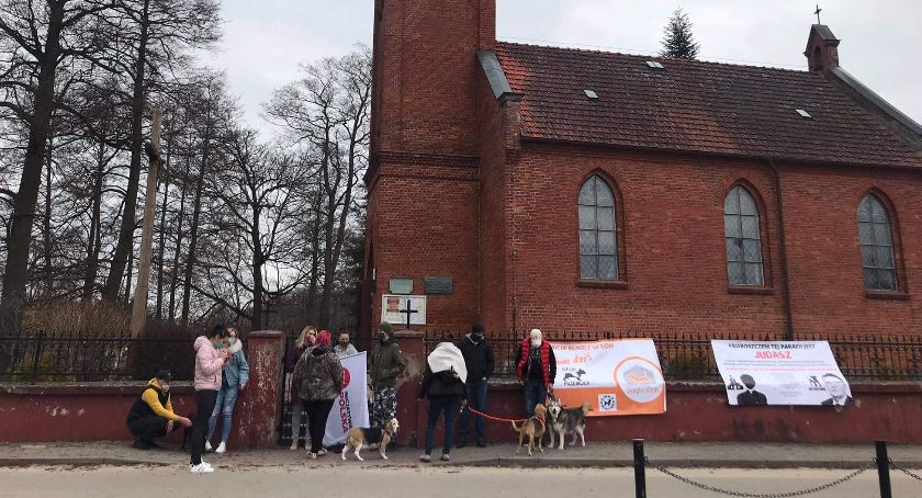 Sprawa Waldemara B. Obrońcy zwierząt protestowali przed kościołem w Rekownicy.