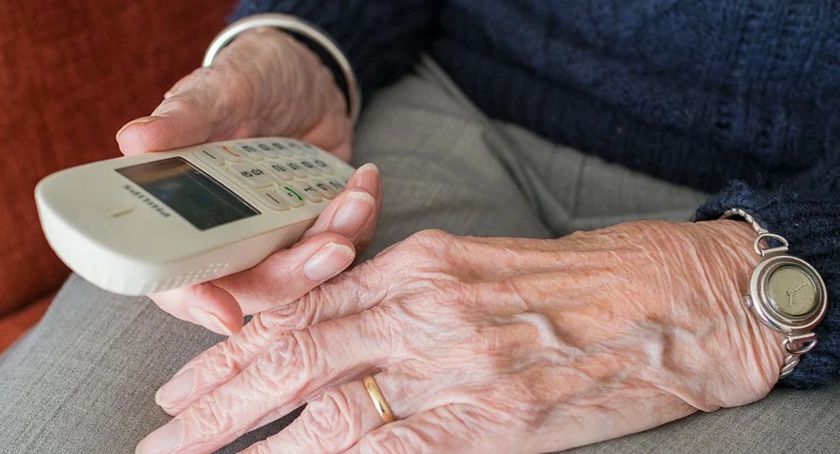 Podał się za maklera bankowego i oszukał 91-latka na 76.000 zł 