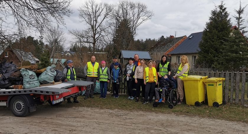 Akcja mieszkańców Sycowej Huty. Posprzątali śmieci pozostawione przy drogach