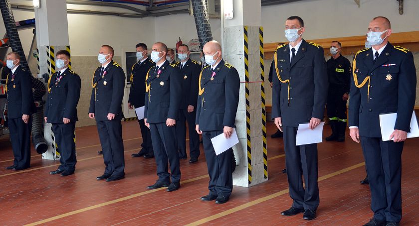 Odznaczenia i awanse dla kościerskich strażaków z okazji Dnia Strażaka 