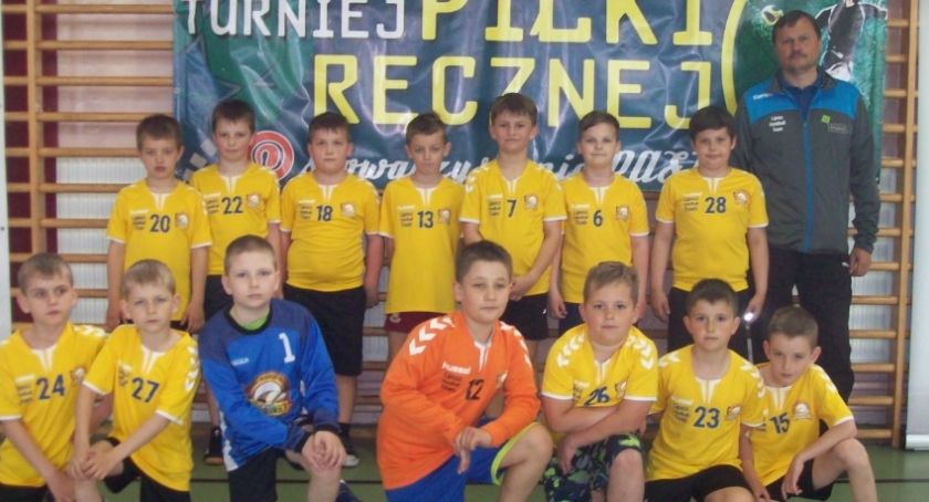 Szczypiorniści UKS Lipusz znaleźli się na podium turnieju w Bartoszycach
