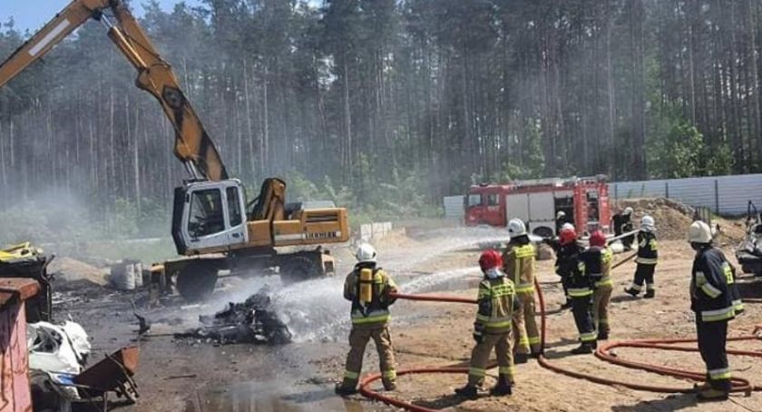 Pożar na złomowisku w Nowym Barkoczynie