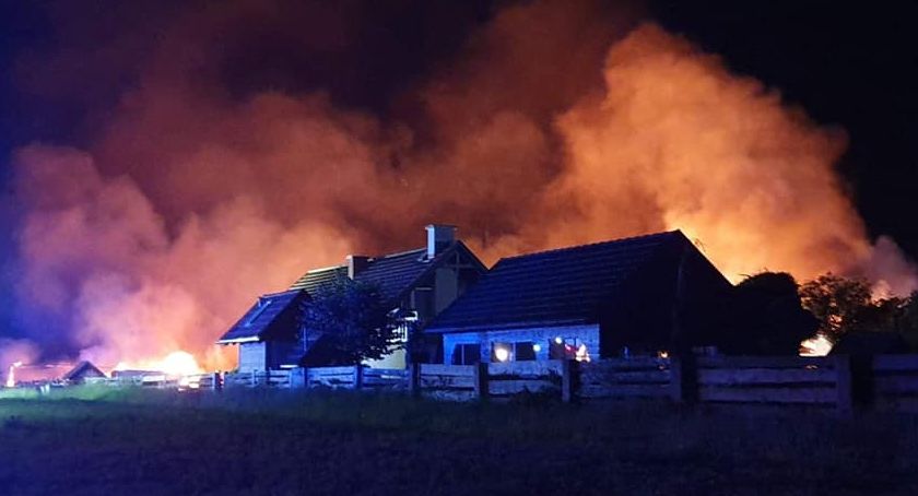 Potężny pożar w Leżuchowie. Spłonął kompleks budynków gospodarczych i sprzęt rolniczy