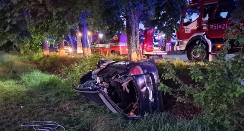 Stary Barkoczyn. Opel uderzył w drzewo - trzy osoby ranne