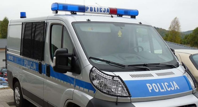 Zaparkował golfa na łuku drogi - pojazd odholowała policja 