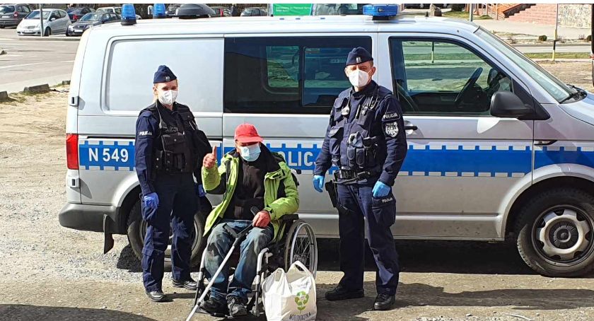 Policjanci pospieszyli z pomocą niepełnosprawnemu. Nie tylko naprawili wózek, ale znaleźli do niego części