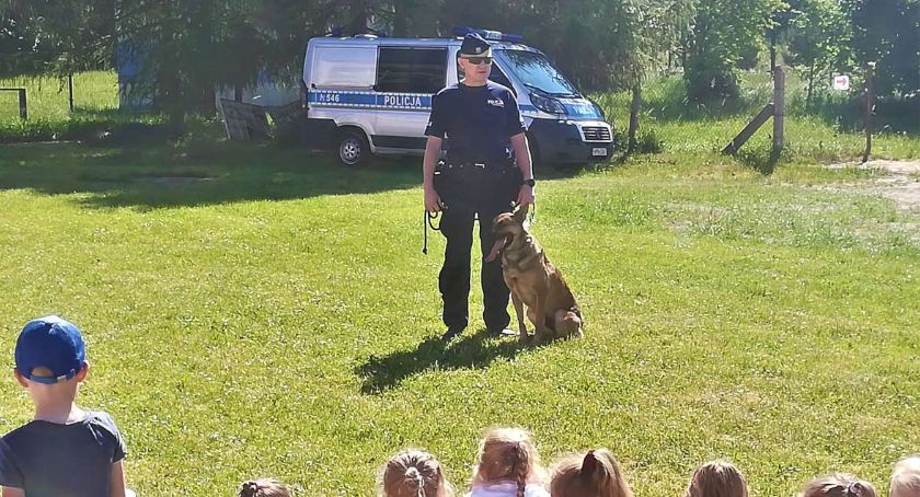Policjanci z wizytą u przedszkolaków w Dziemianach