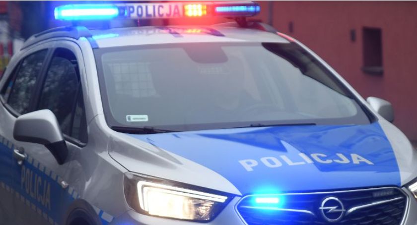 Zamek Kiszewski. Chciał wyprzedzić rowerzystę - przewrócił się ciężarówką do rowu