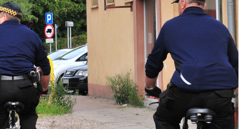 Mieszkaniec oburzony zachowaniem funkcjonariusza Straży Miejskiej