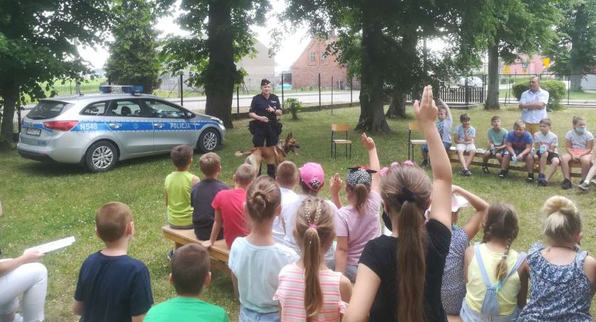 Policjanci z wizytą u uczniów w Liniewie